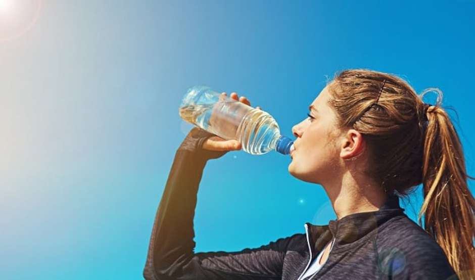 Verão, calor, e você está se hidratando? Conheça os benefícios de beber água diariamente! – Clic News
